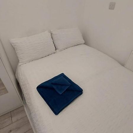 Double En-Suite Room Available In 3 Bed Apt Londýn Exteriér fotografie