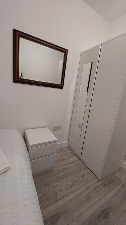 Double En-Suite Room Available In 3 Bed Apt Londýn Exteriér fotografie